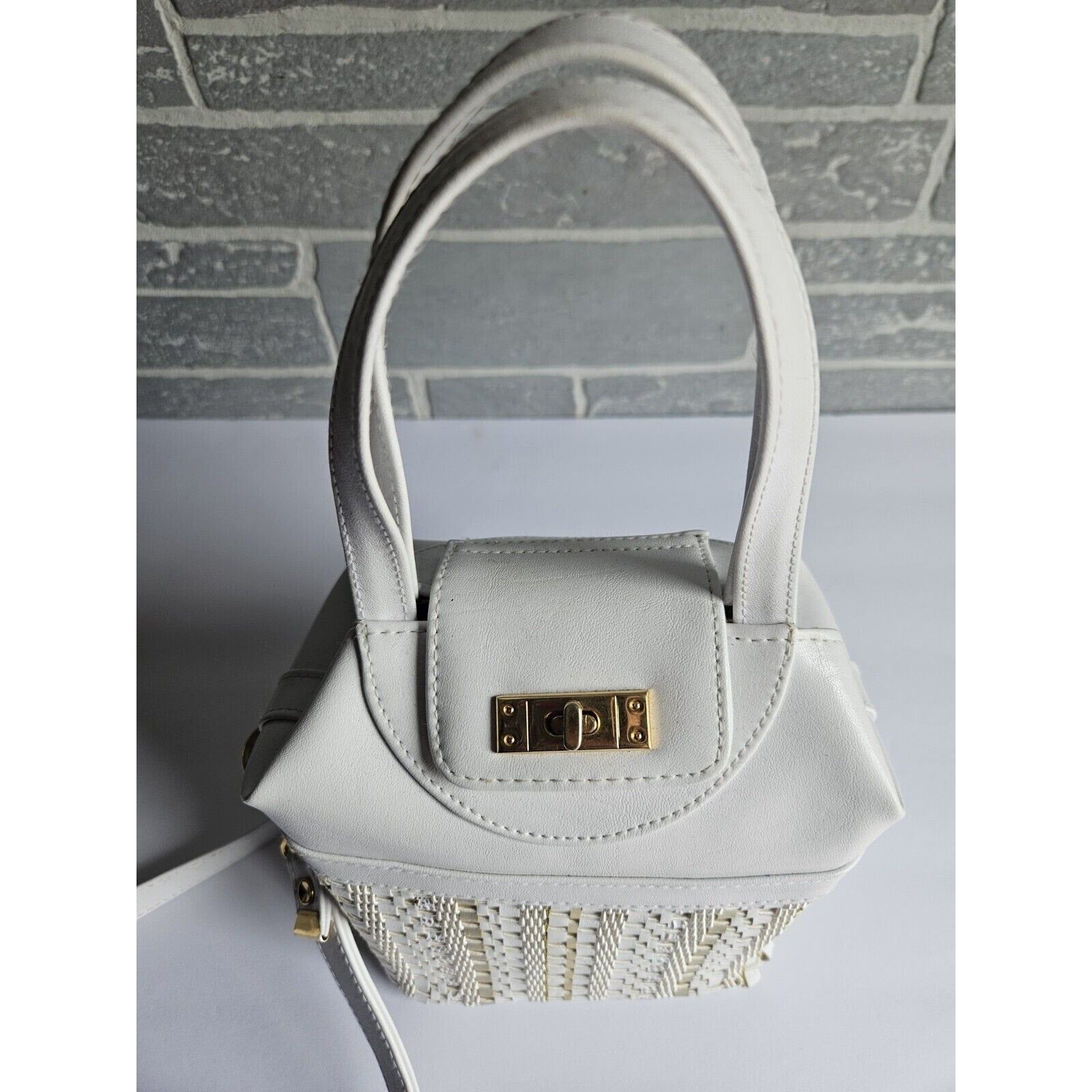 Cute Vintage 80's Warren Reed White and Gold Handbag with removable strap
