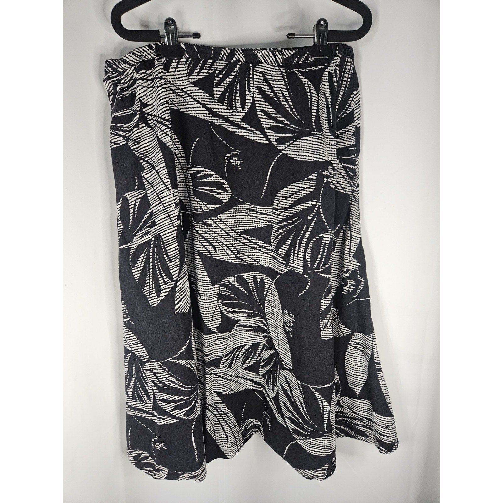 CHICO’S Floral Flowy Skirt Size 2 Large Flare Lining Skirt Cotton Black White