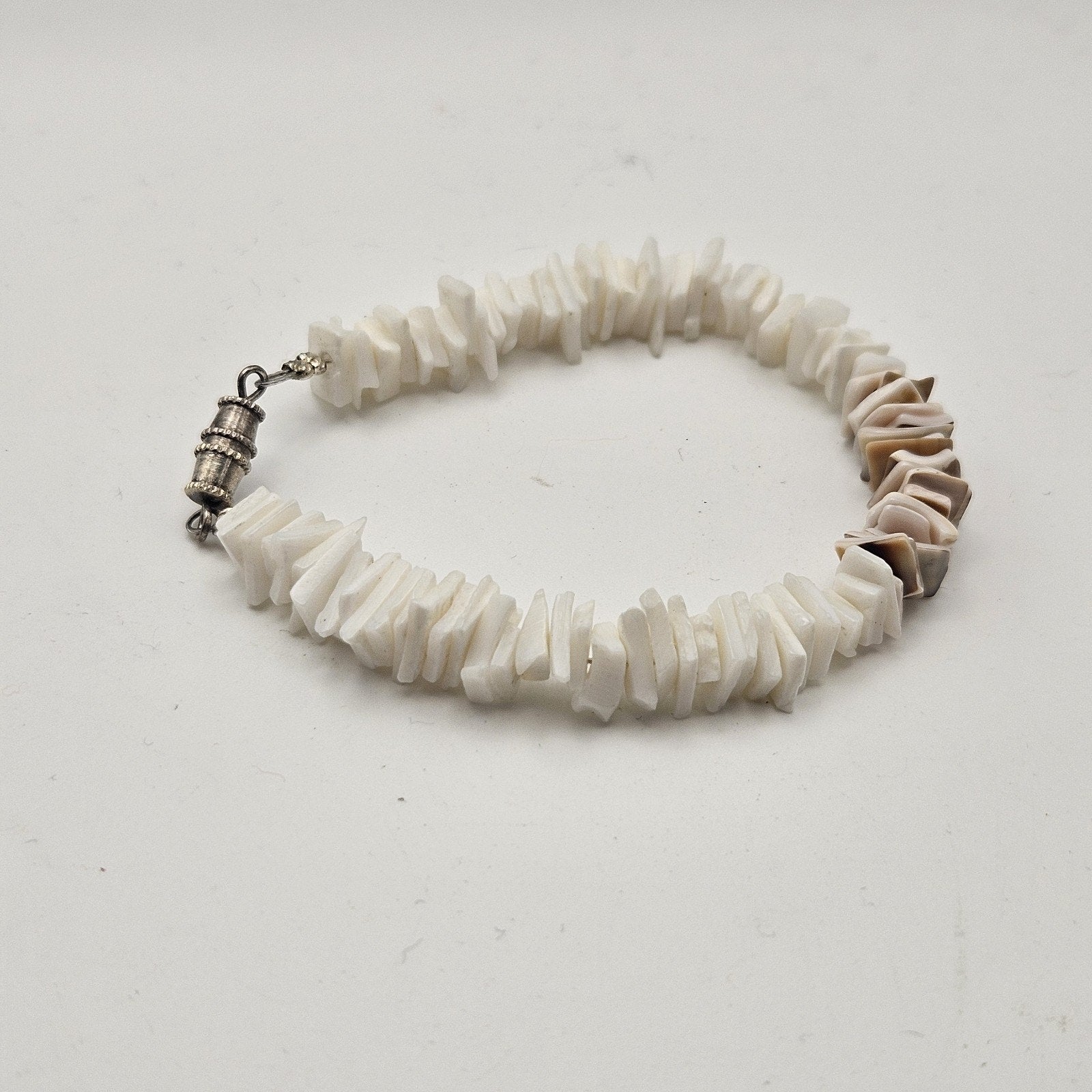 White & Brown Puka Chip Shell Beads Small Bracelet Vintage 90s Y2K Preppy Beach