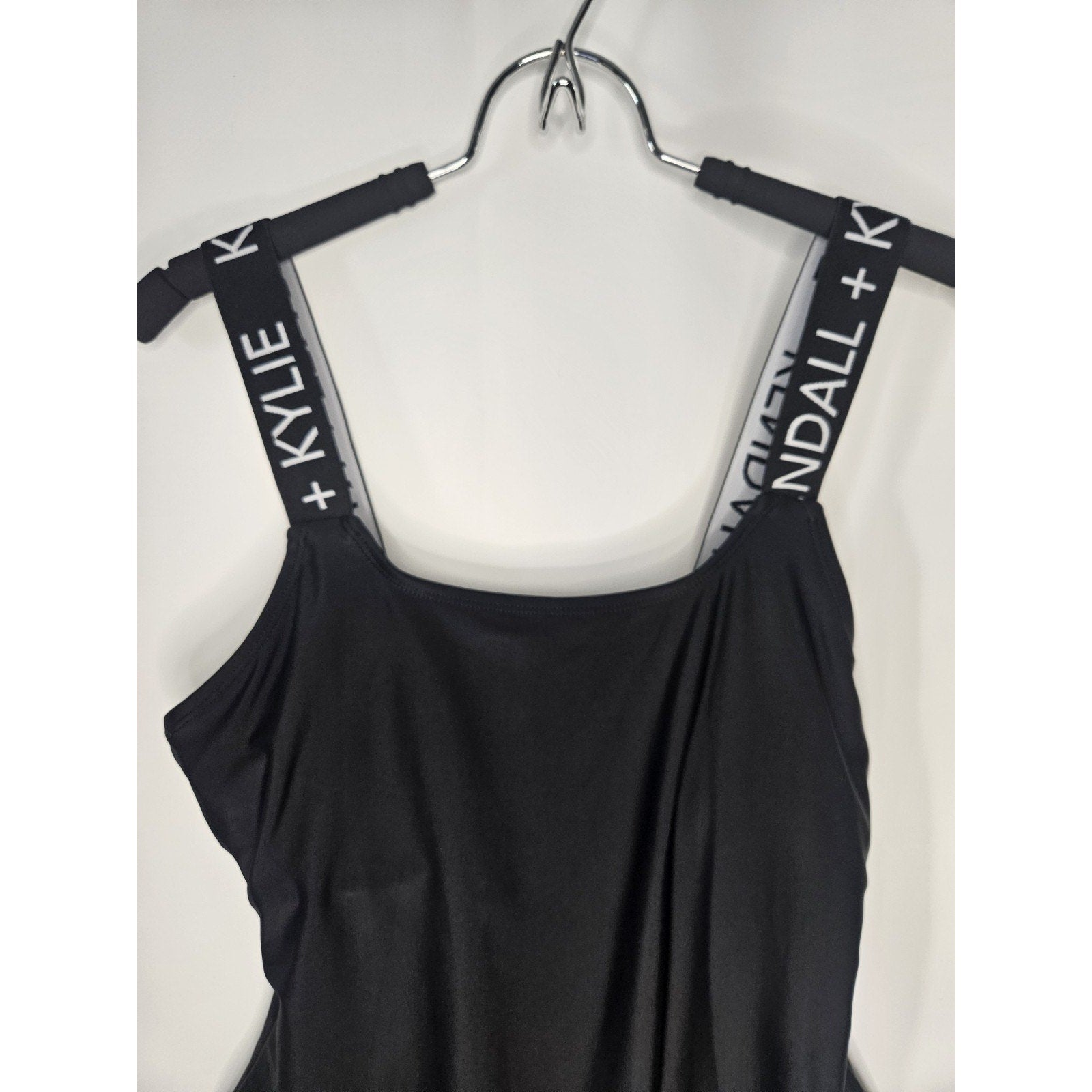 Kendall + Kylie 283915 Women's Band One-Piece Swimsuit, Size Large Classic