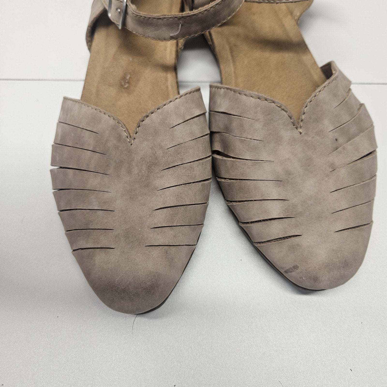 Earth Origins Taupe Leather Sandals Size 9 M PALOMOS PEYTON Strappy Closed Toe