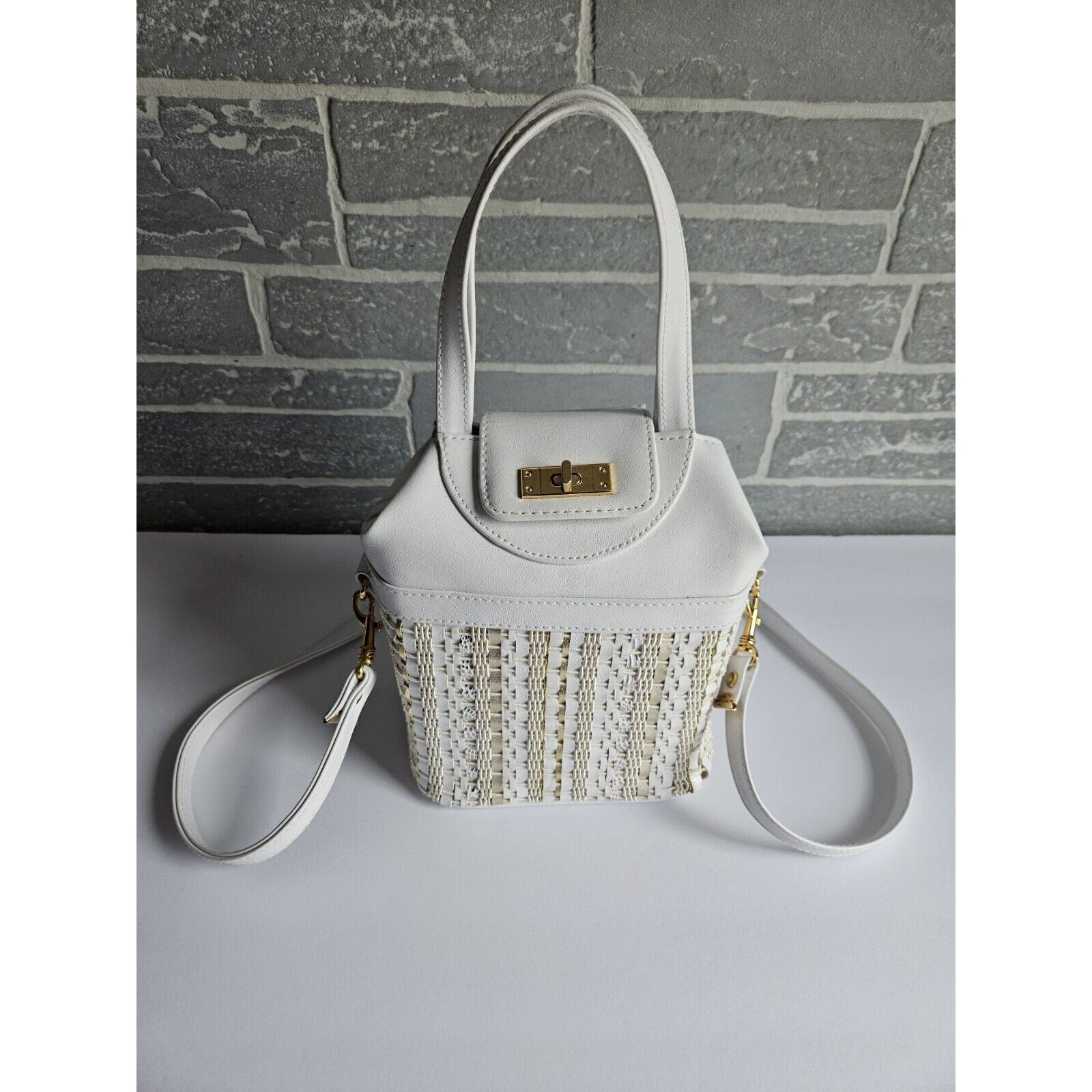 Cute Vintage 80's Warren Reed White and Gold Handbag with removable strap