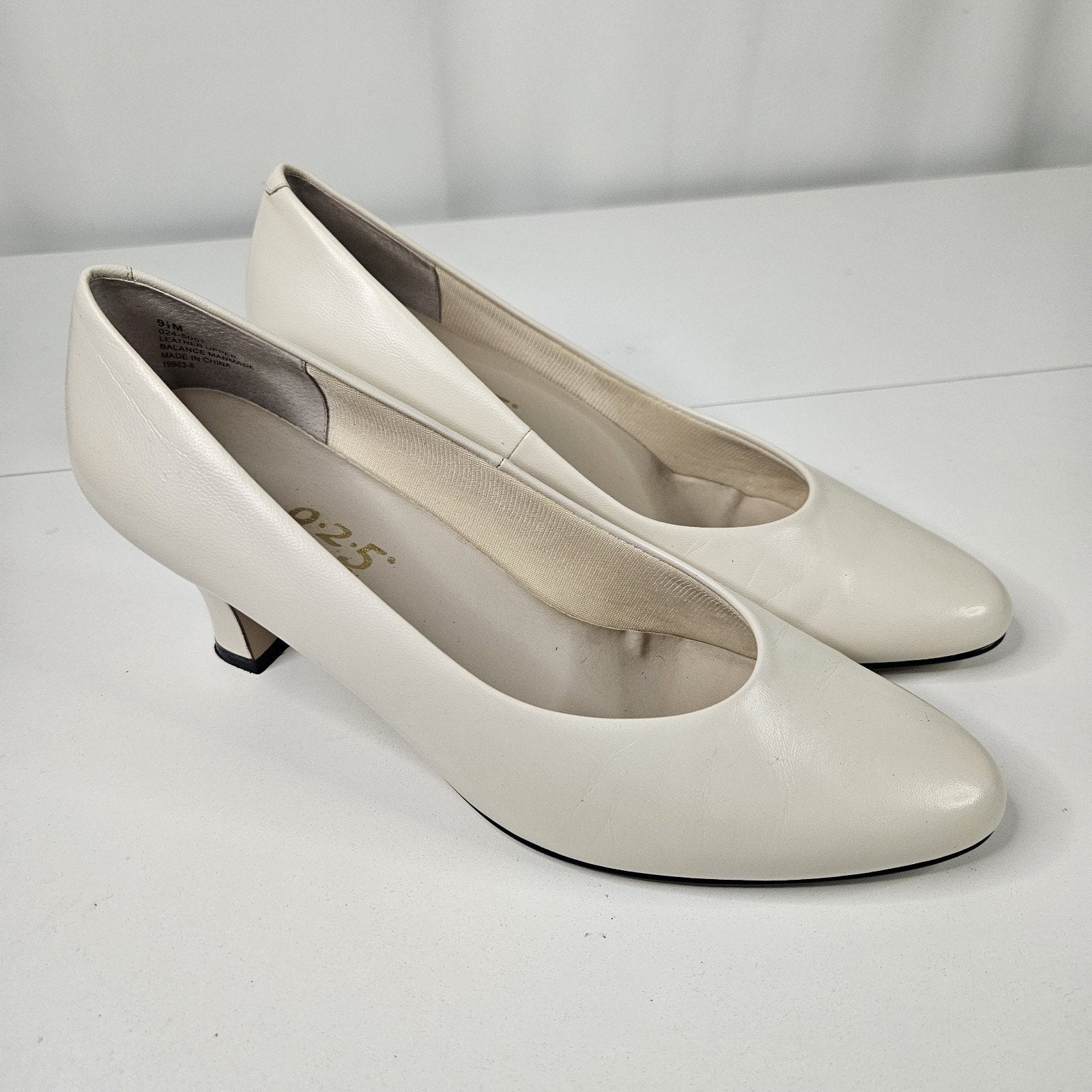 925 So Soft Womens Bone White Pumps Size 9.5 M Italian Leather Classic Heels