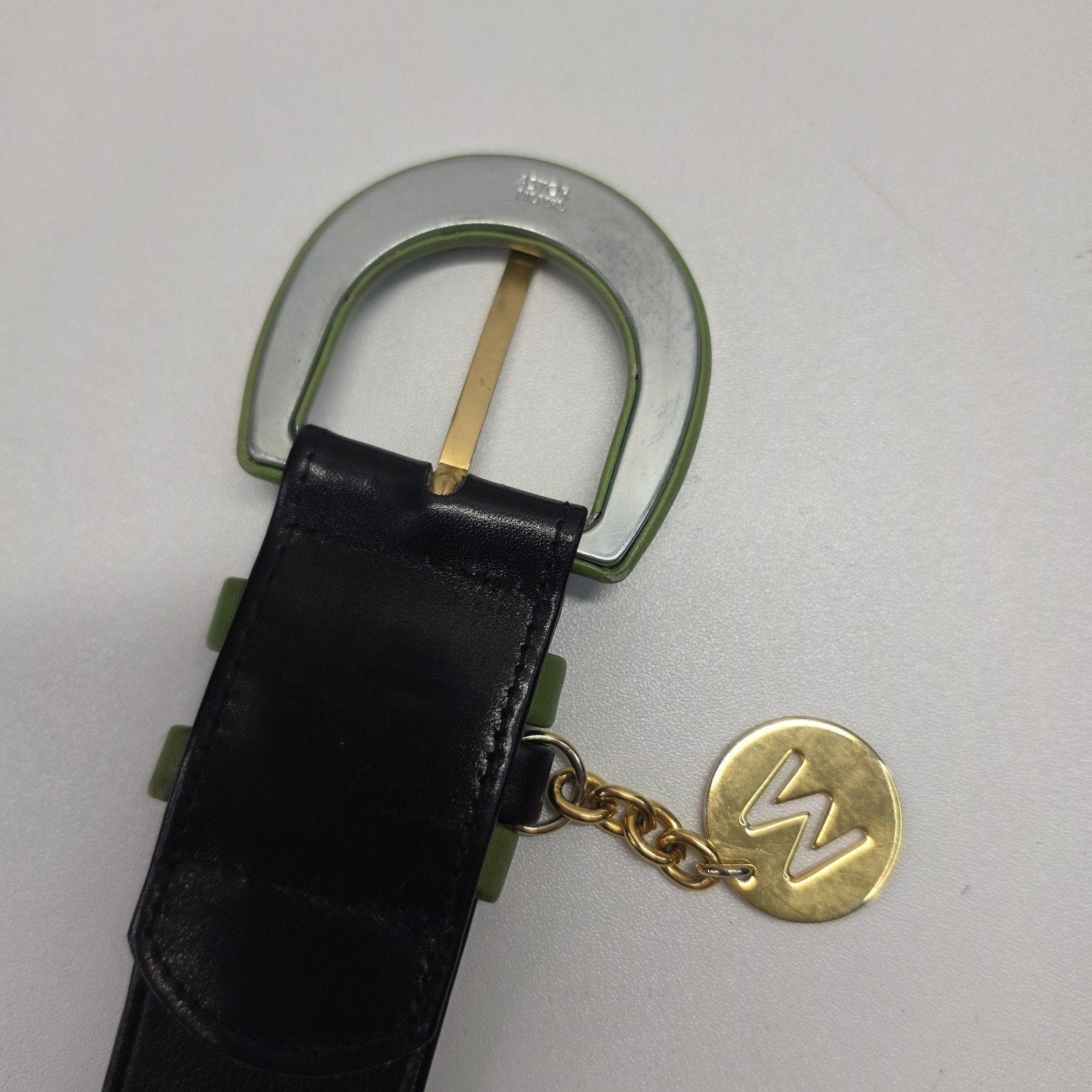 VTG Mondi Astor Rindleder Black Leather Belt Green Buckle Gold Charm Sz 38 Mod