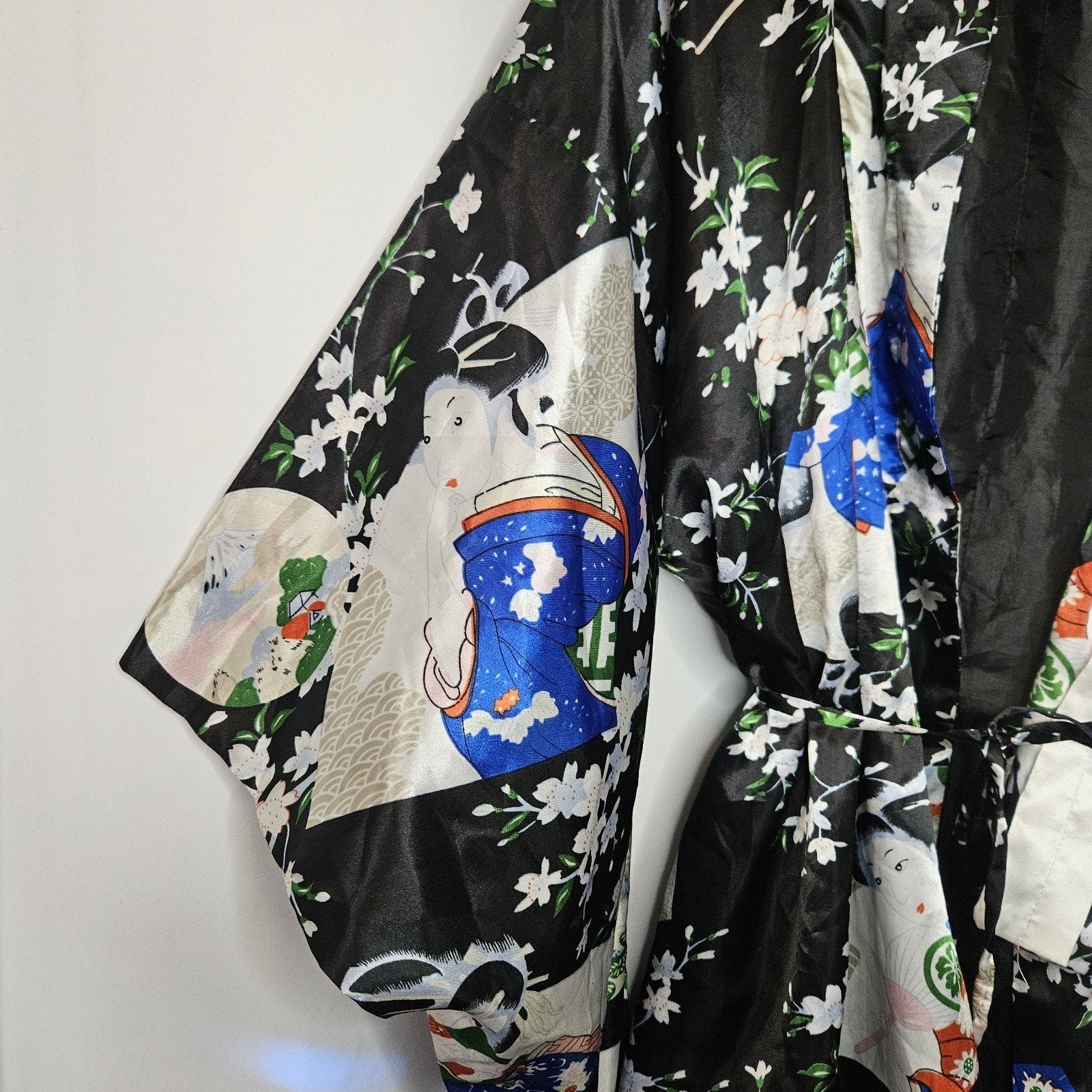Vintage 80s Bo Er Xiu Pin Black and White Satin Geisha Print Kimono Robe