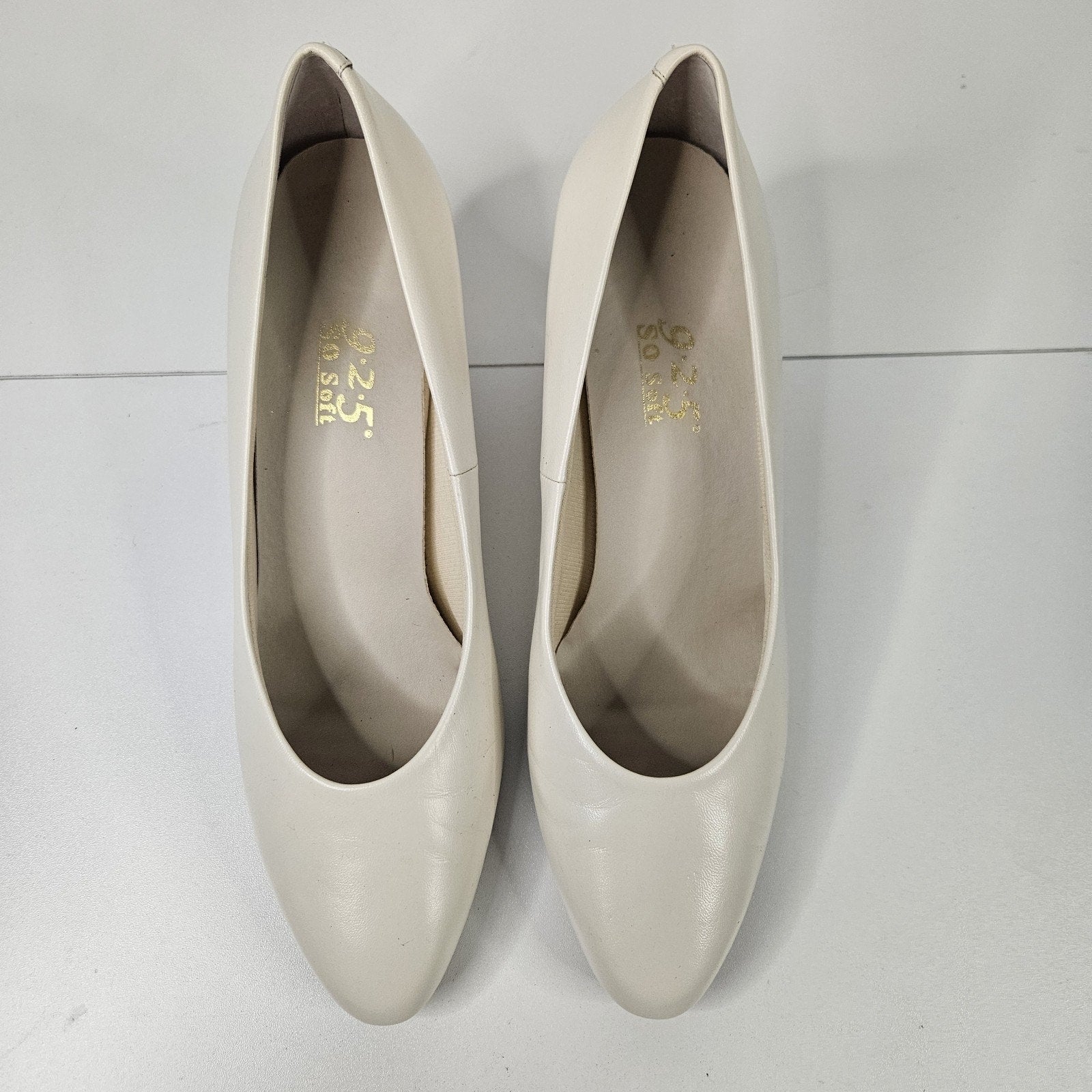 925 So Soft Womens Bone White Pumps Size 9.5 M Italian Leather Classic Heels