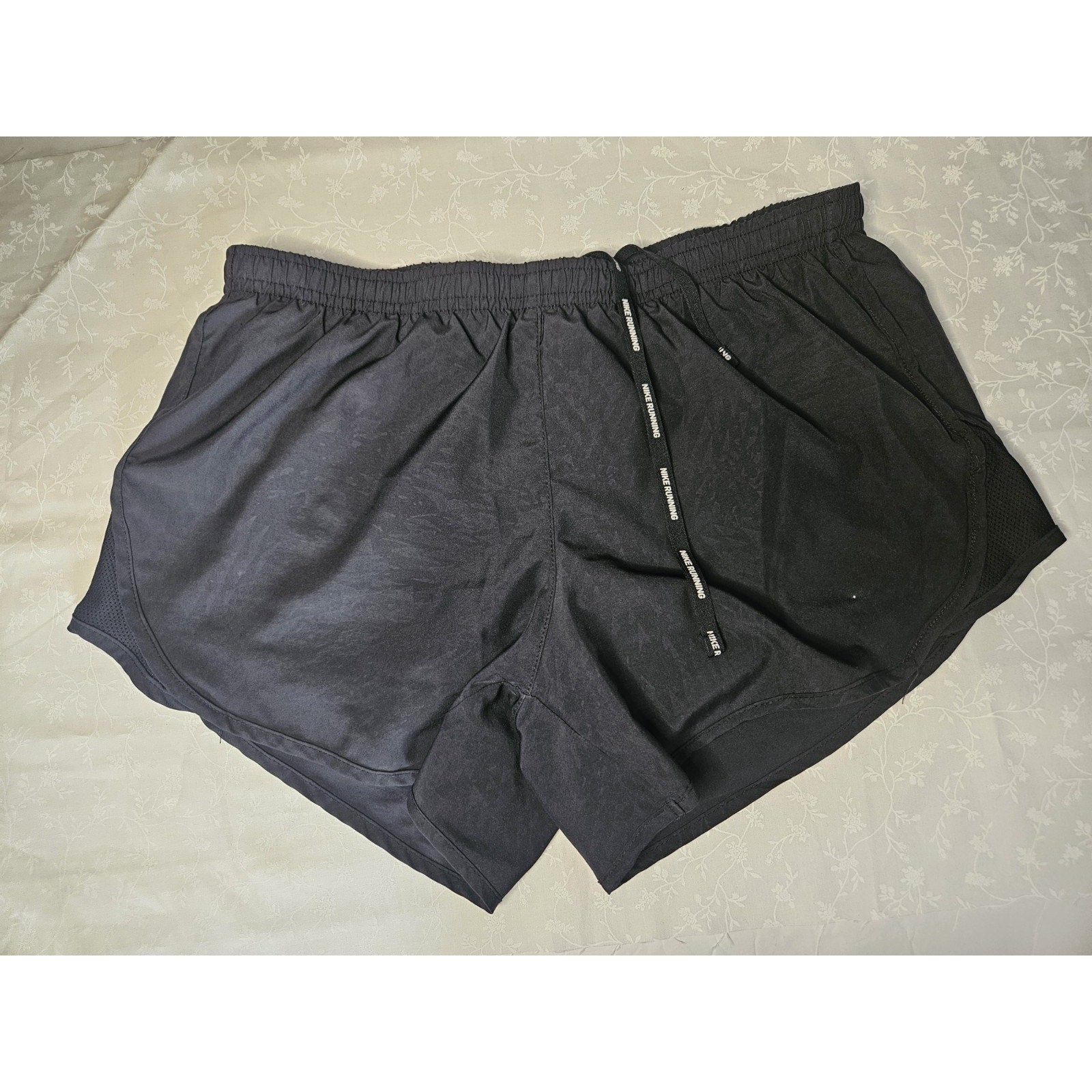 Nike Women' Modern Tempo Embossed Running Short Size S Black Athletic Shorts