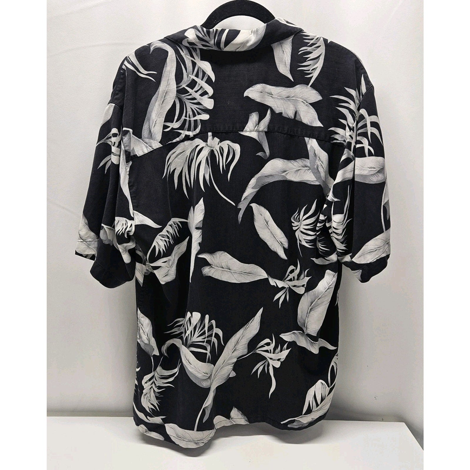 Vintage Banana Cabana Mens Black Gray Floral 100% Silk Short Sleeve Shirt Large