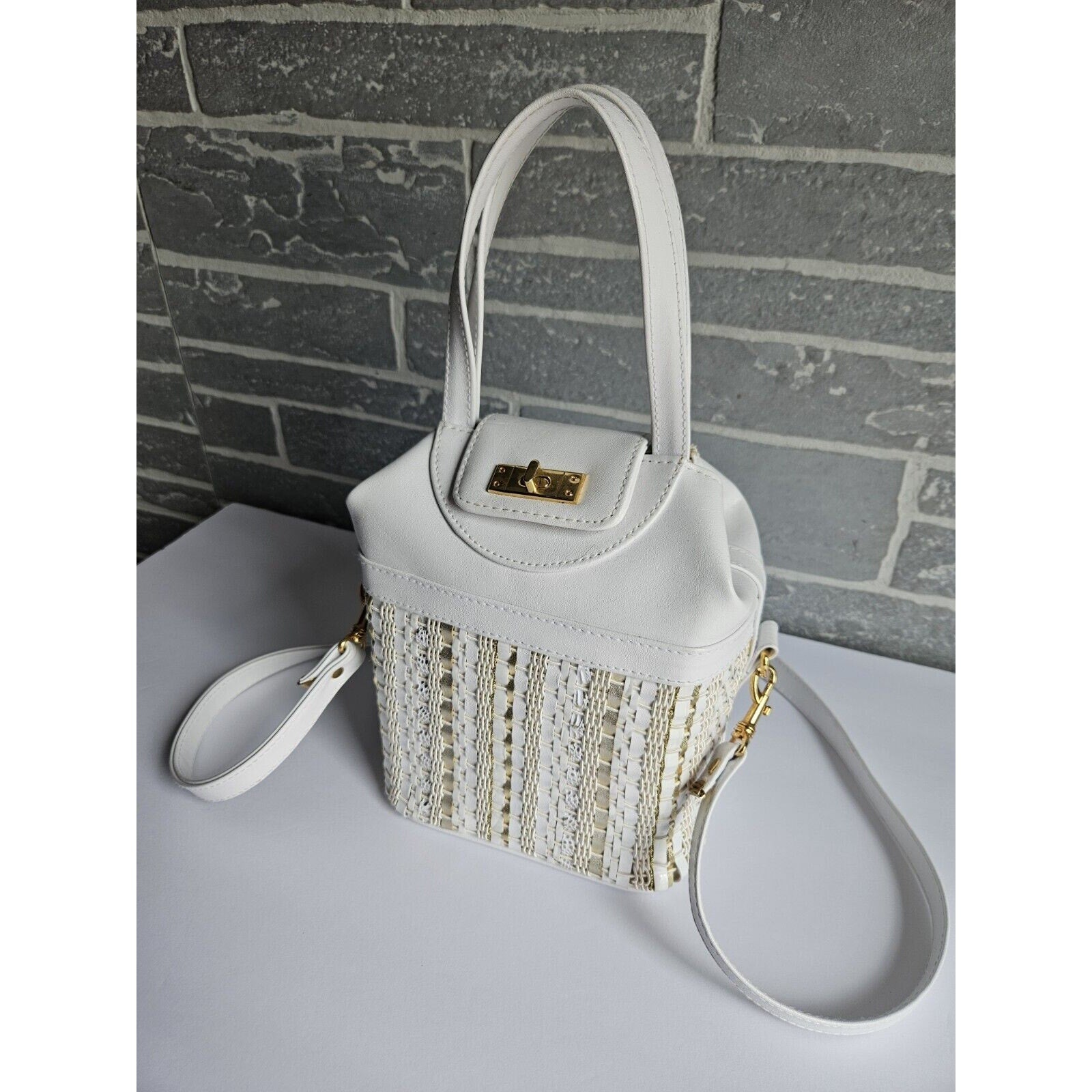 Cute Vintage 80's Warren Reed White and Gold Handbag with removable strap