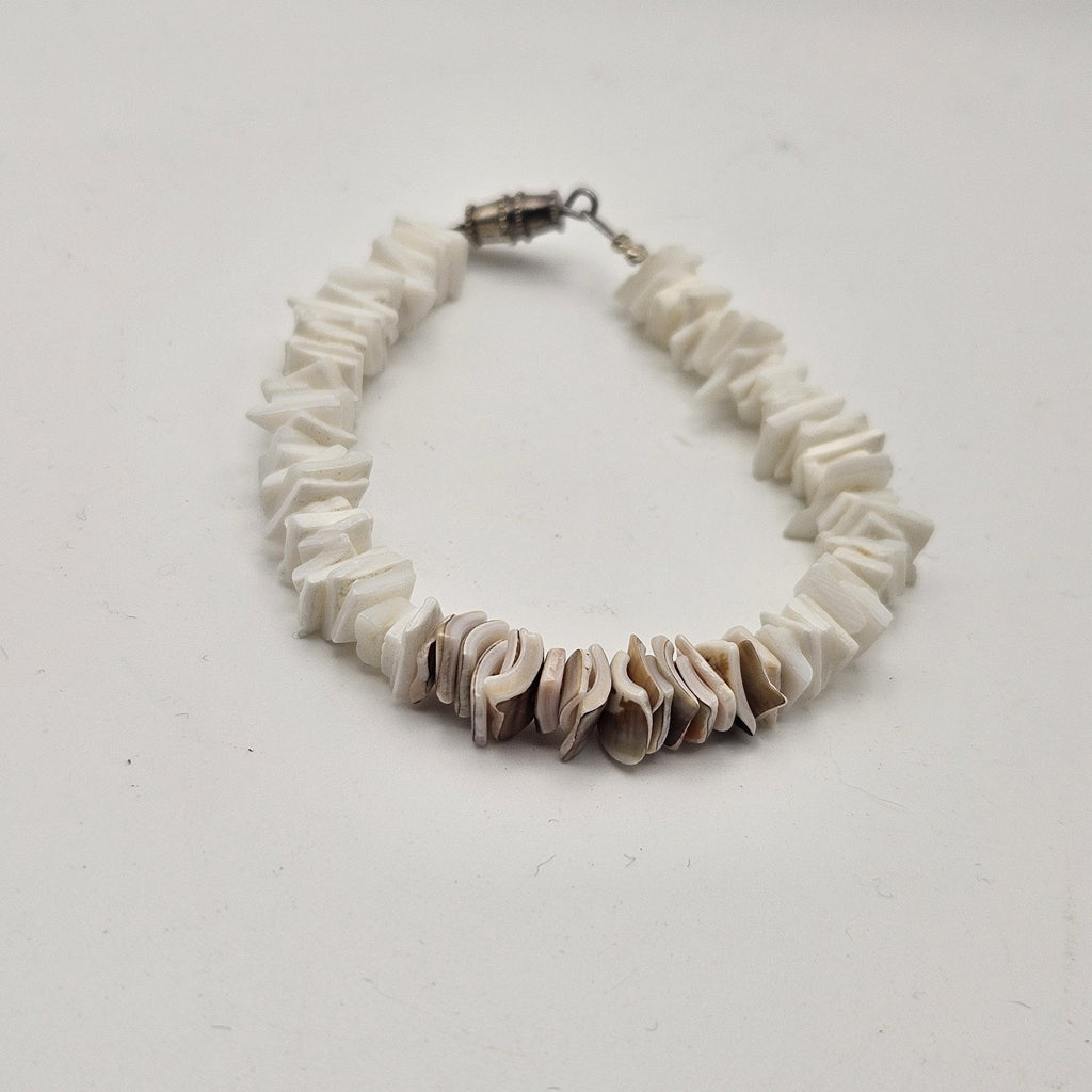White & Brown Puka Chip Shell Beads Small Bracelet Vintage 90s Y2K Preppy Beach