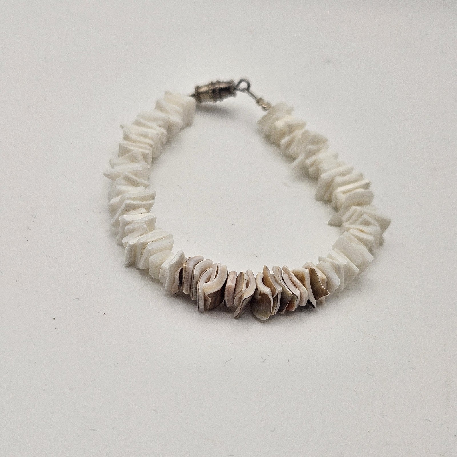 White & Brown Puka Chip Shell Beads Small Bracelet Vintage 90s Y2K Preppy Beach