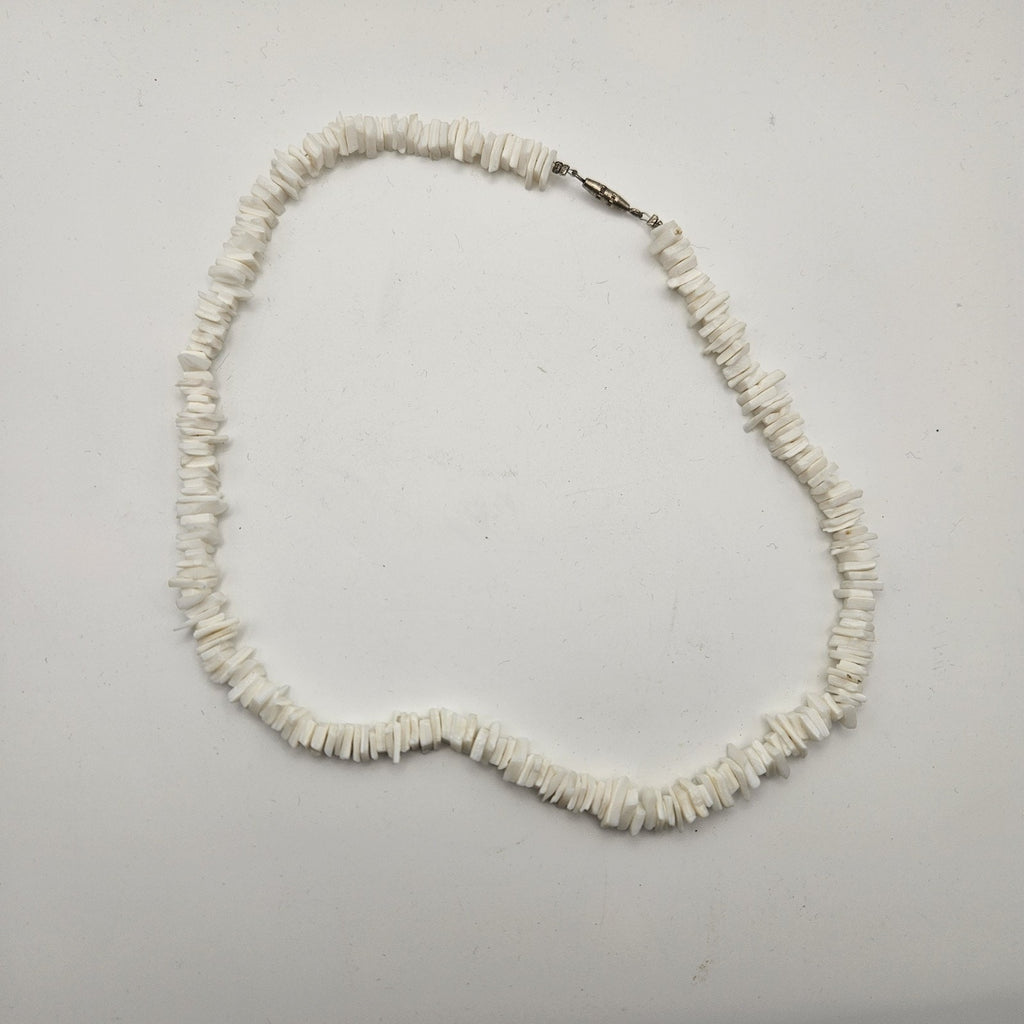 White Clear Shell Chip Choker Collar Necklace Barrel Closure 90s Y2K Preppy