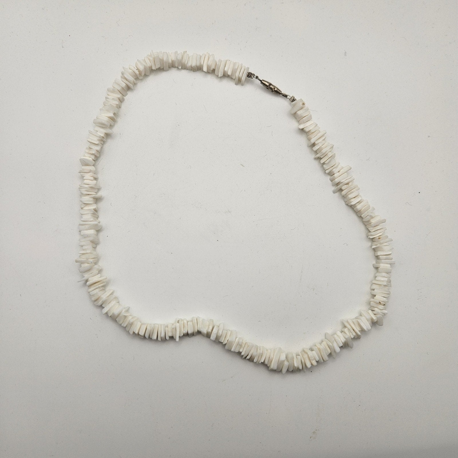 White Clear Shell Chip Choker Collar Necklace Barrel Closure 90s Y2K Preppy