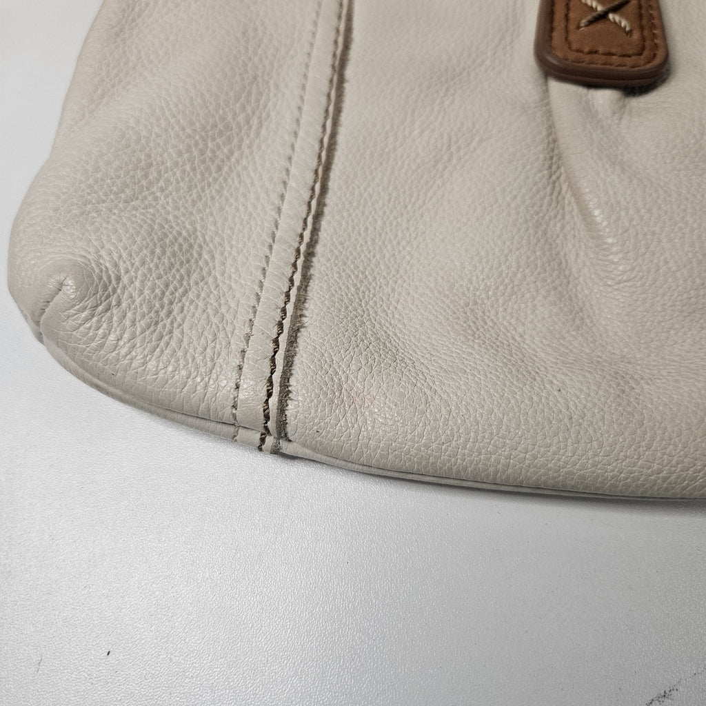 The Sak Pebbled Leather Crossbody Shoulder Handbag Webbed Strap Beige Kendra