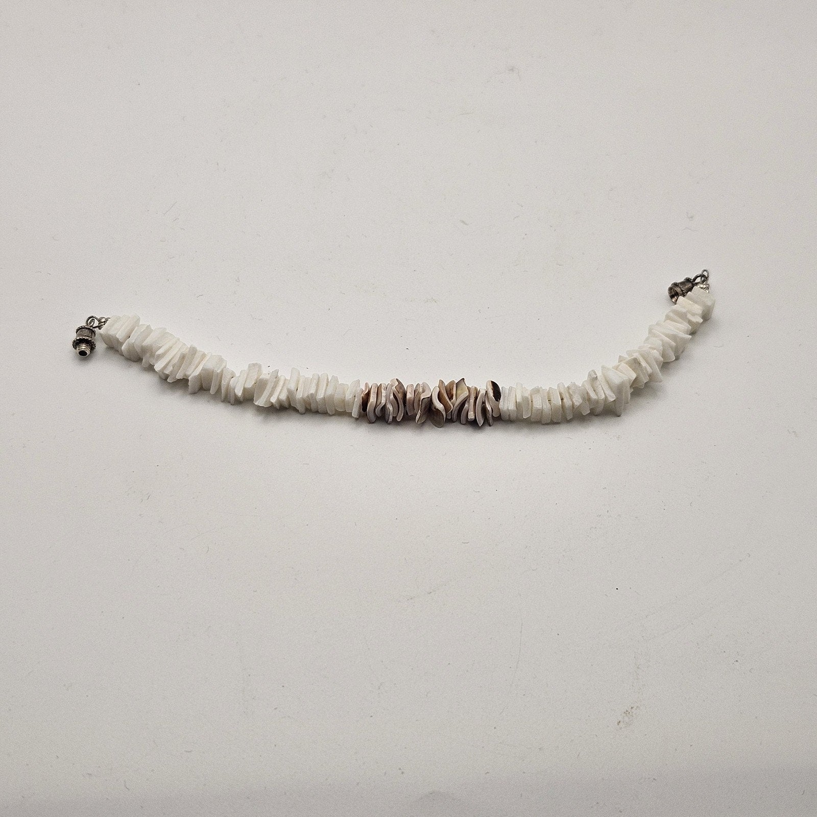 White & Brown Puka Chip Shell Beads Small Bracelet Vintage 90s Y2K Preppy Beach