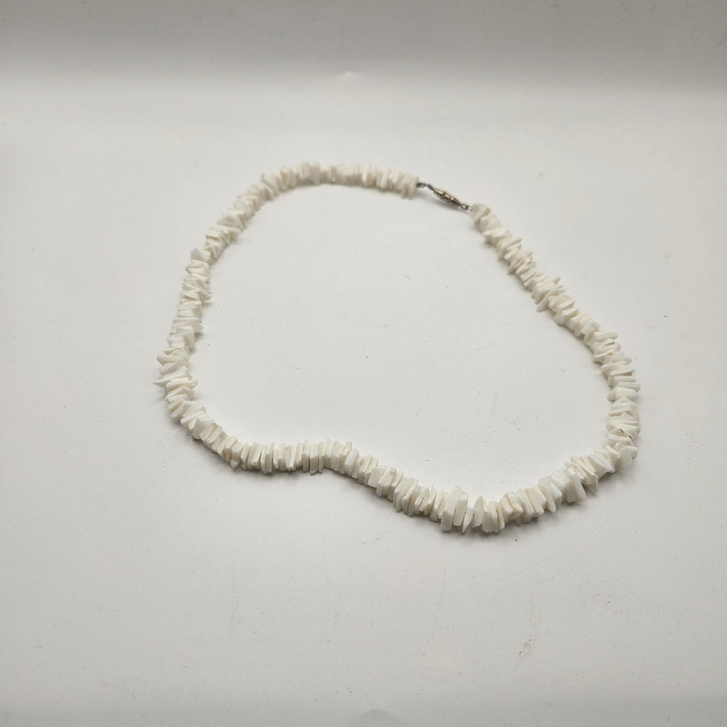 White Clear Shell Chip Choker Collar Necklace Barrel Closure 90s Y2K Preppy