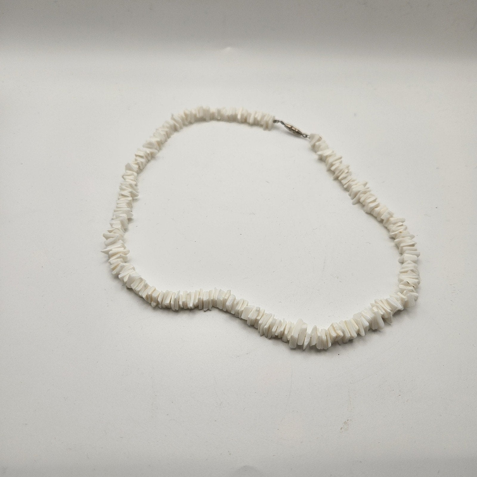 White Clear Shell Chip Choker Collar Necklace Barrel Closure 90s Y2K Preppy