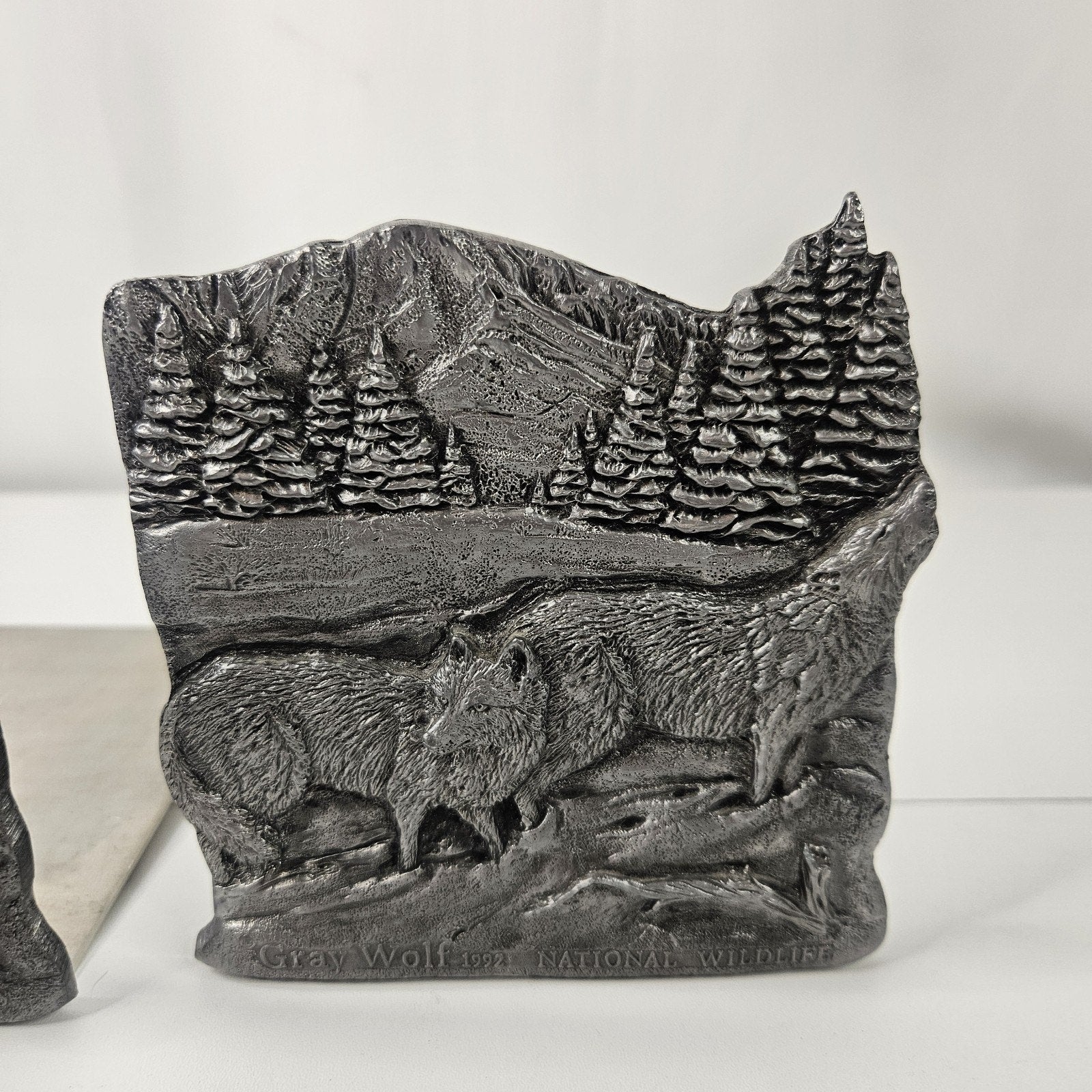 Vtg 90s Natural Wonder National Wildlife Foundation Grey Wolf Metal Bookends Set