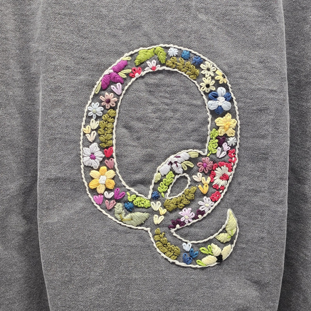 Comfort Colors Embroidered Q Sweatshirt Grey Size Large Crewneck