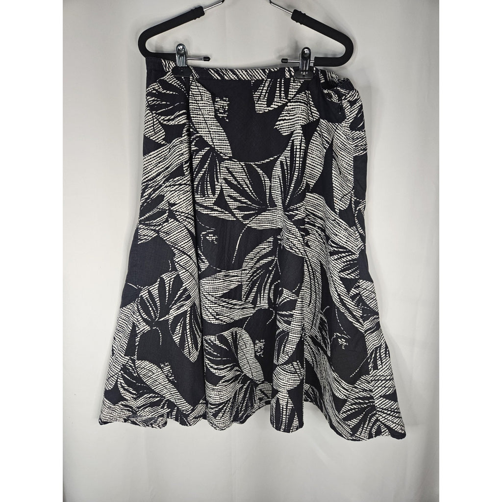 CHICO’S Floral Flowy Skirt Size 2 Large Flare Lining Skirt Cotton Black White