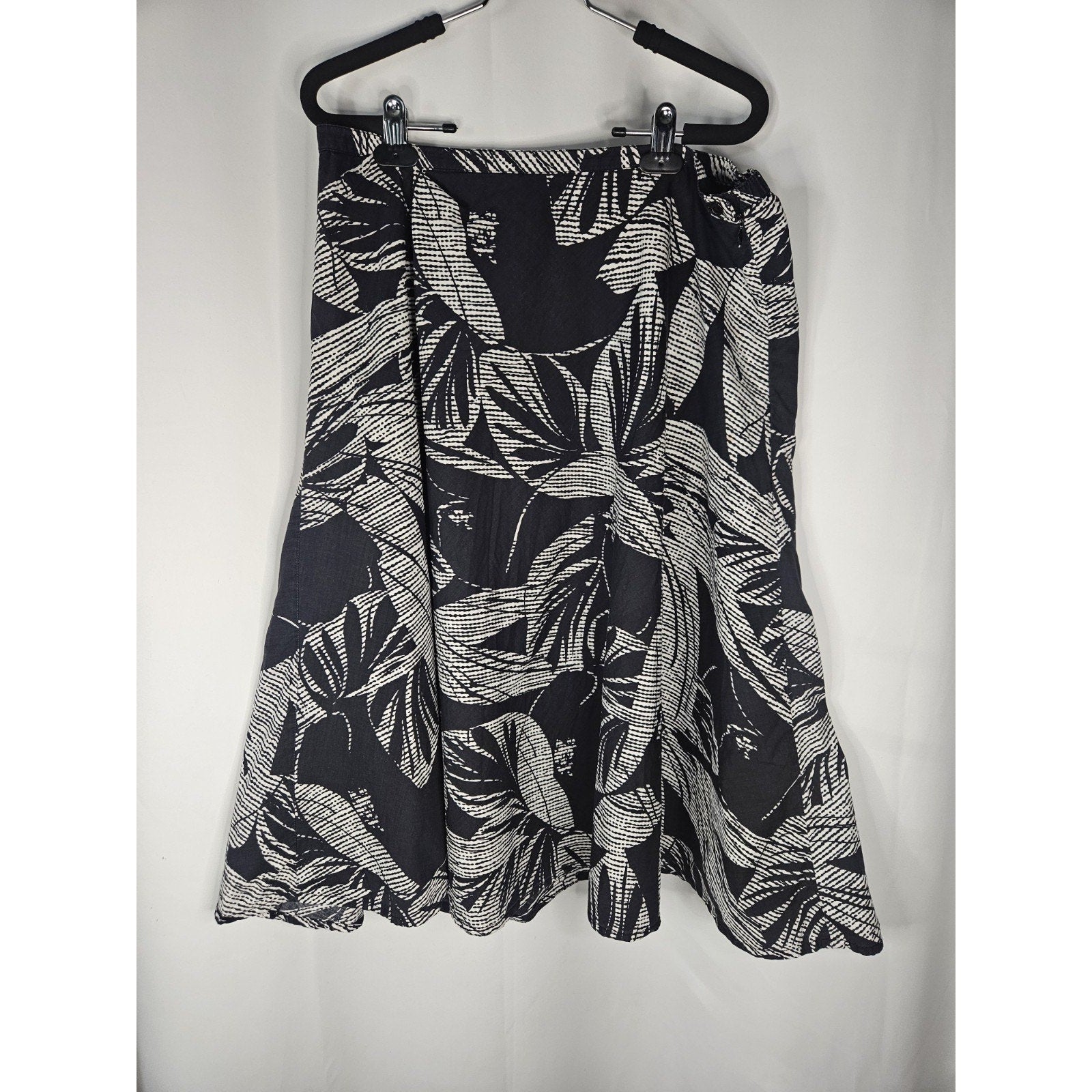 CHICO’S Floral Flowy Skirt Size 2 Large Flare Lining Skirt Cotton Black White