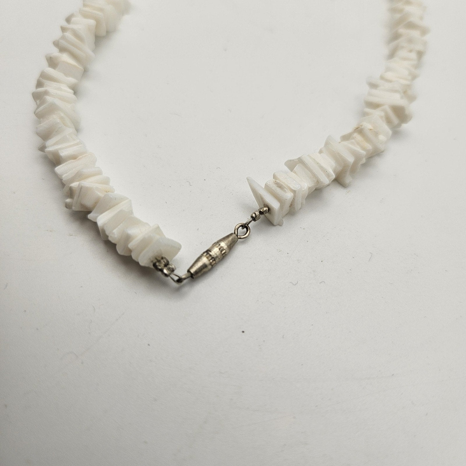 White Clear Shell Chip Choker Collar Necklace Barrel Closure 90s Y2K Preppy