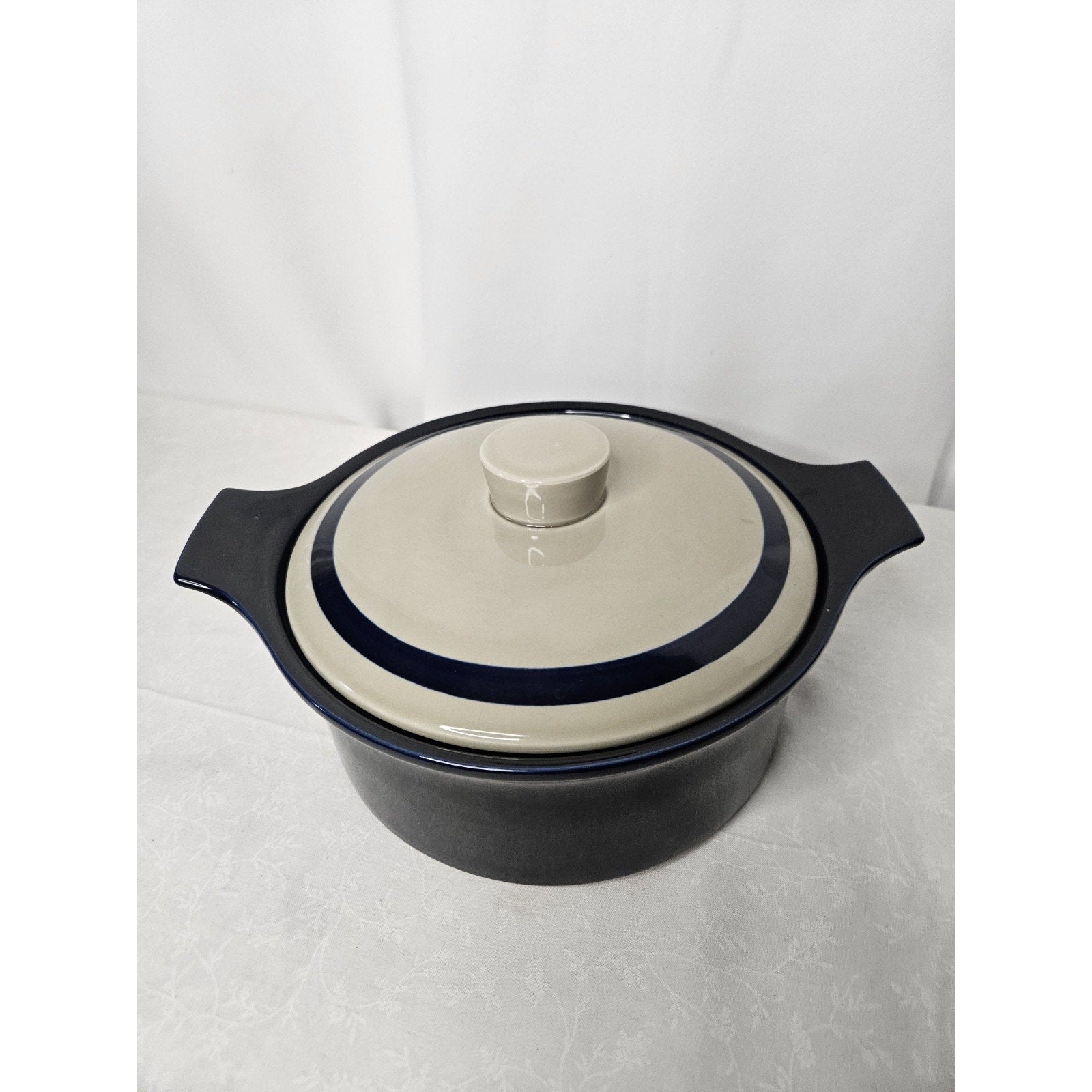 Vintage Celebrity Lexington Round 2 Quart Stoneware Casserole Dish Lid Blue