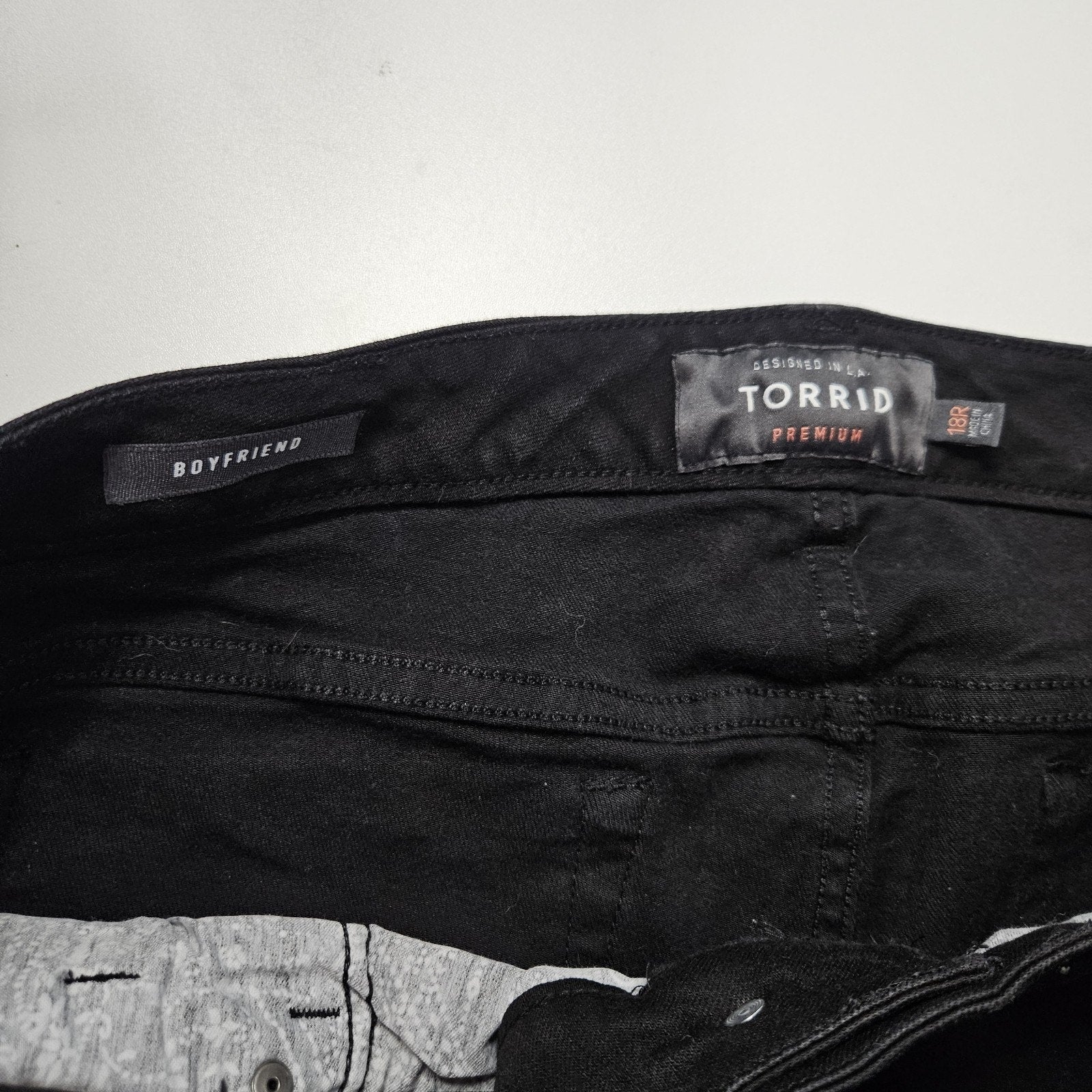 Torrid Boyfriend Jeans Black Denim Stretch Straight Distressed 18 Reg Fishnets