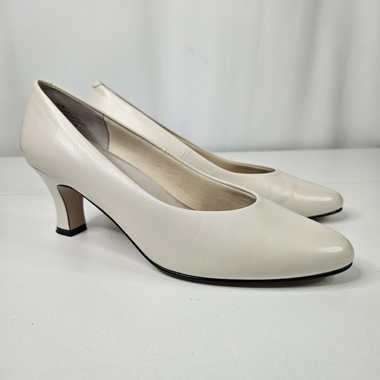 925 So Soft Womens Bone White Pumps Size 9.5 M Italian Leather Classic Heels