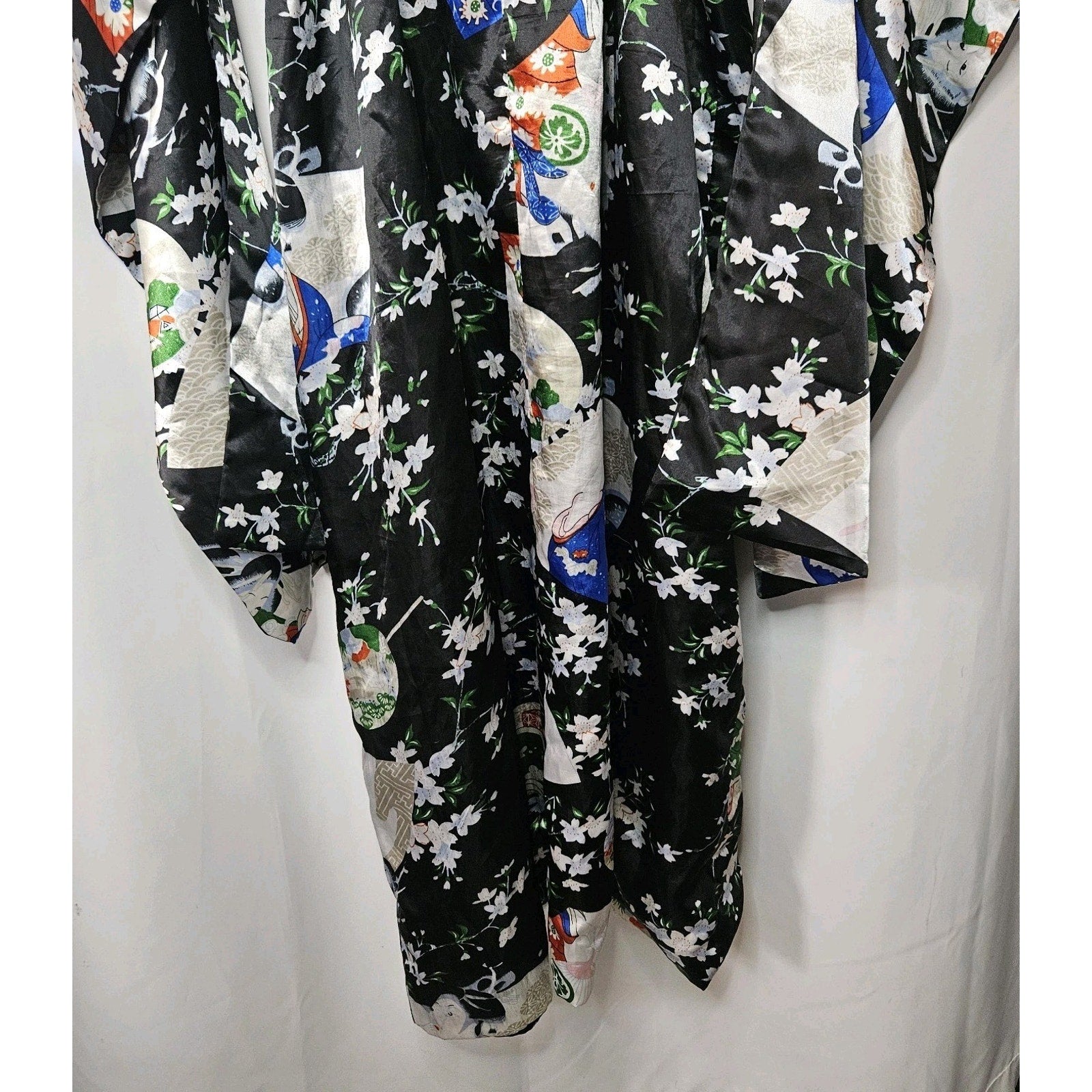 Vintage 80s Bo Er Xiu Pin Black and White Satin Geisha Print Kimono Robe