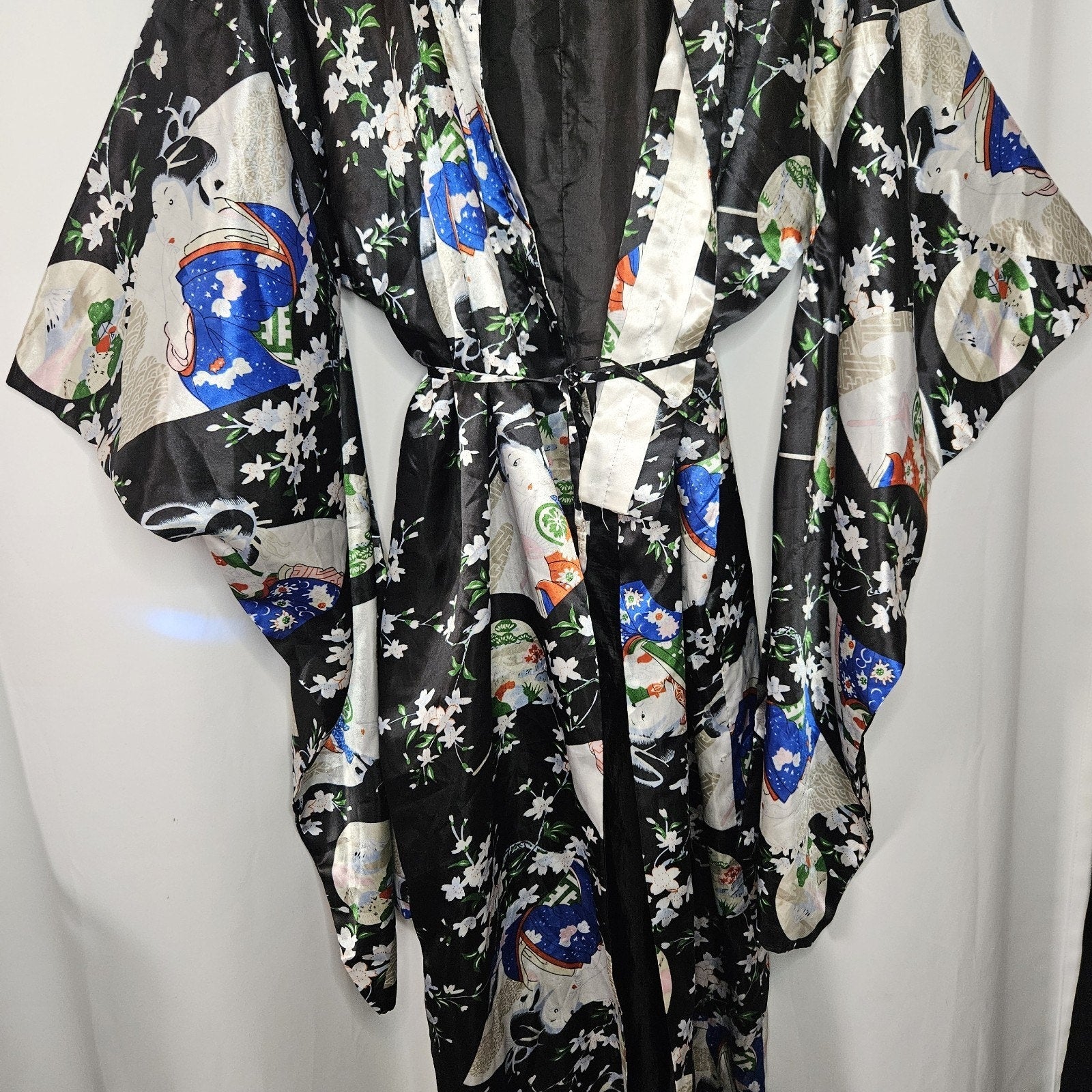 Vintage 80s Bo Er Xiu Pin Black and White Satin Geisha Print Kimono Robe