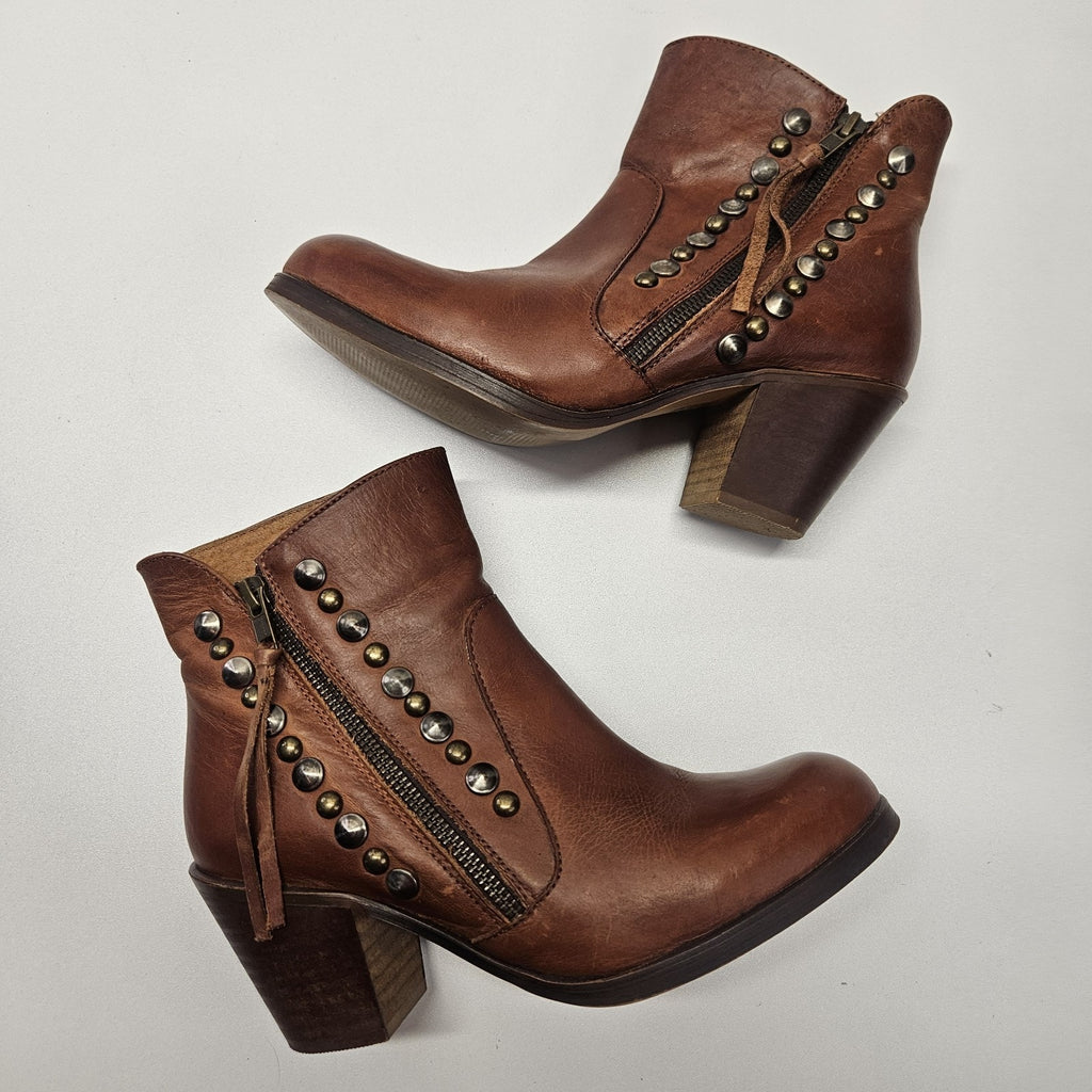 Chio Studded Brown Leather Heeled Ankle Boot 38 1/2 EU US 8-8.5 M Western Spain