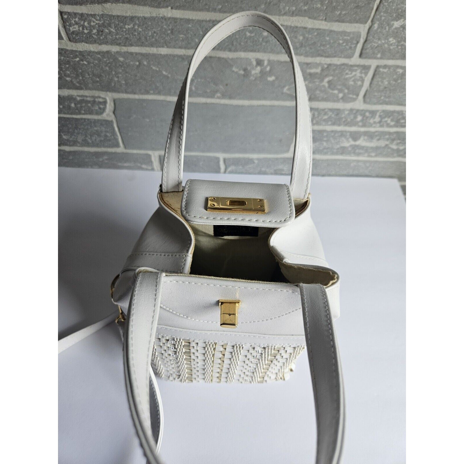 Cute Vintage 80's Warren Reed White and Gold Handbag with removable strap