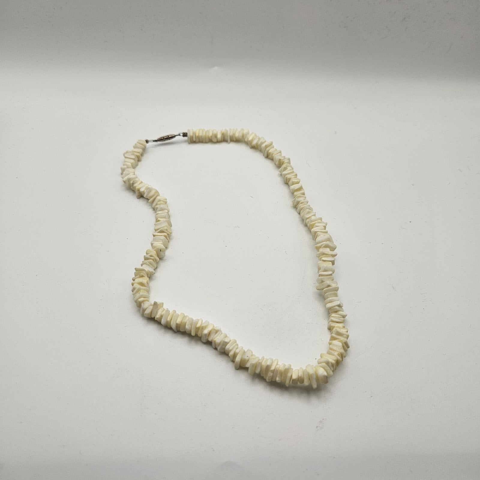 Cream Shell Chip Choker Collar Necklace Barrel Closure 90s Y2K Preppy