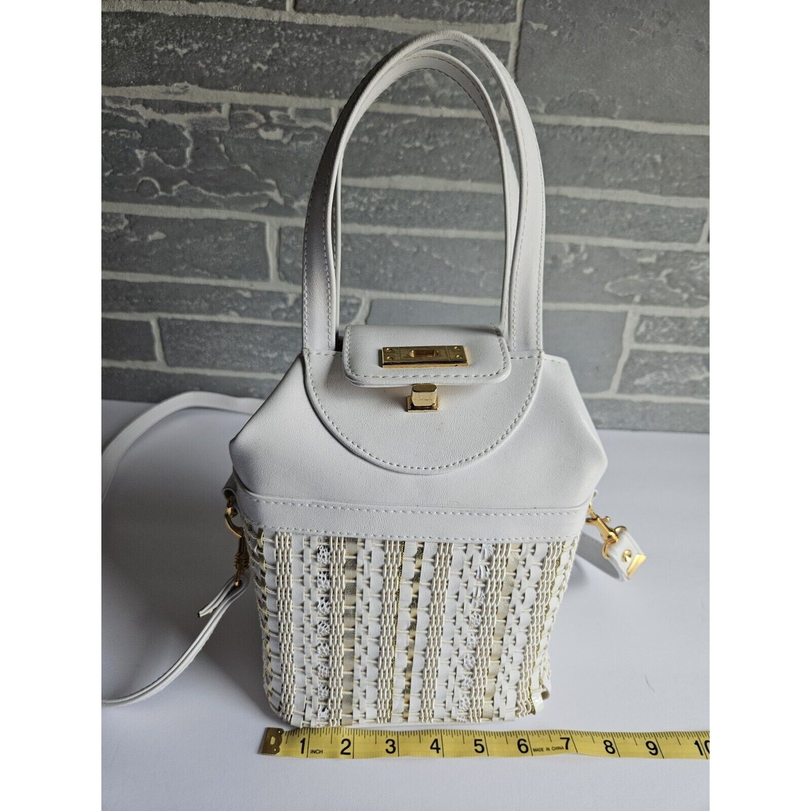 Cute Vintage 80's Warren Reed White and Gold Handbag with removable strap