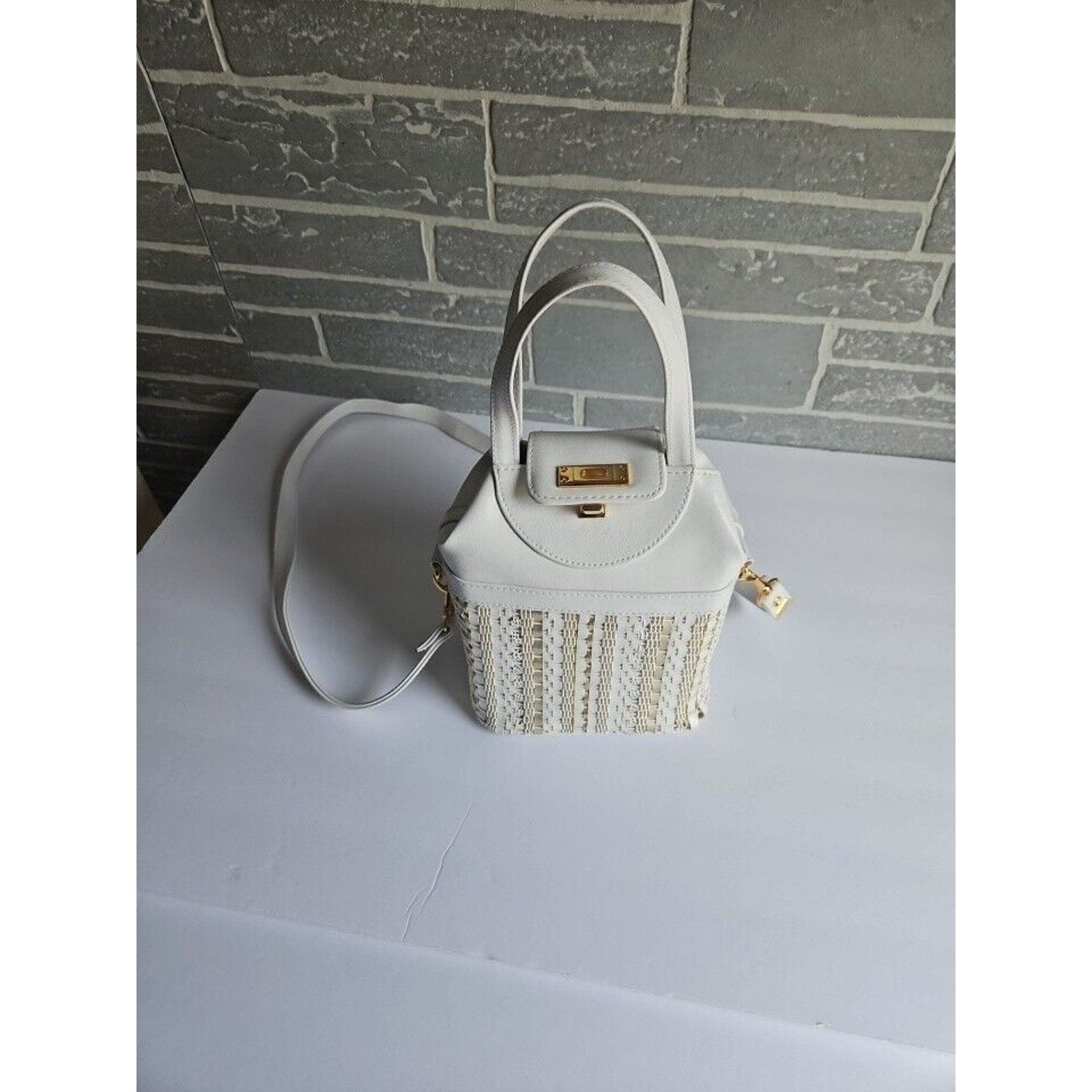 Cute Vintage 80's Warren Reed White and Gold Handbag with removable strap