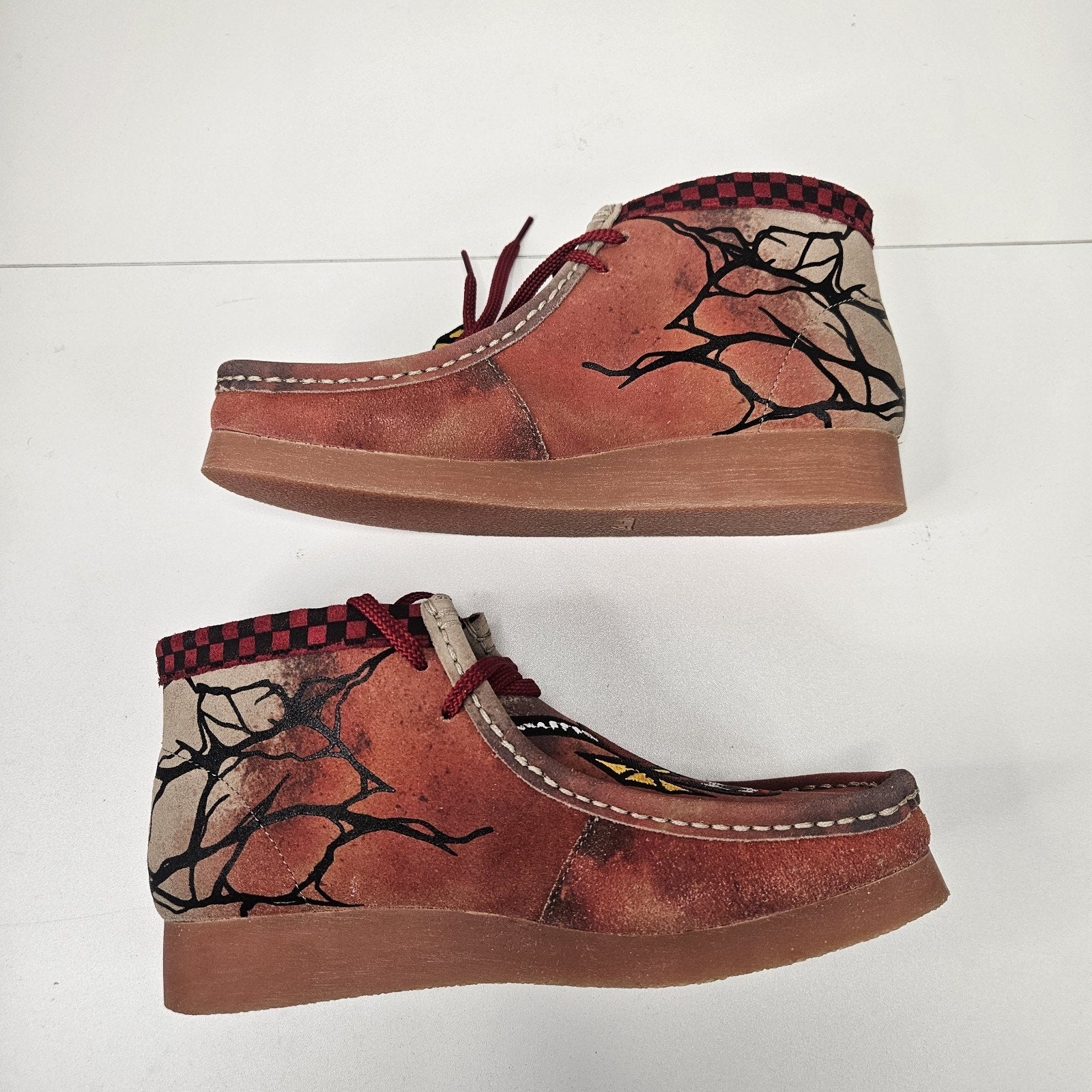 Men's Clarks Wallabee Evo Stranger Things Dark Sand Hell Fire Club Men;s 8.5 Women's 10.5 NWOB