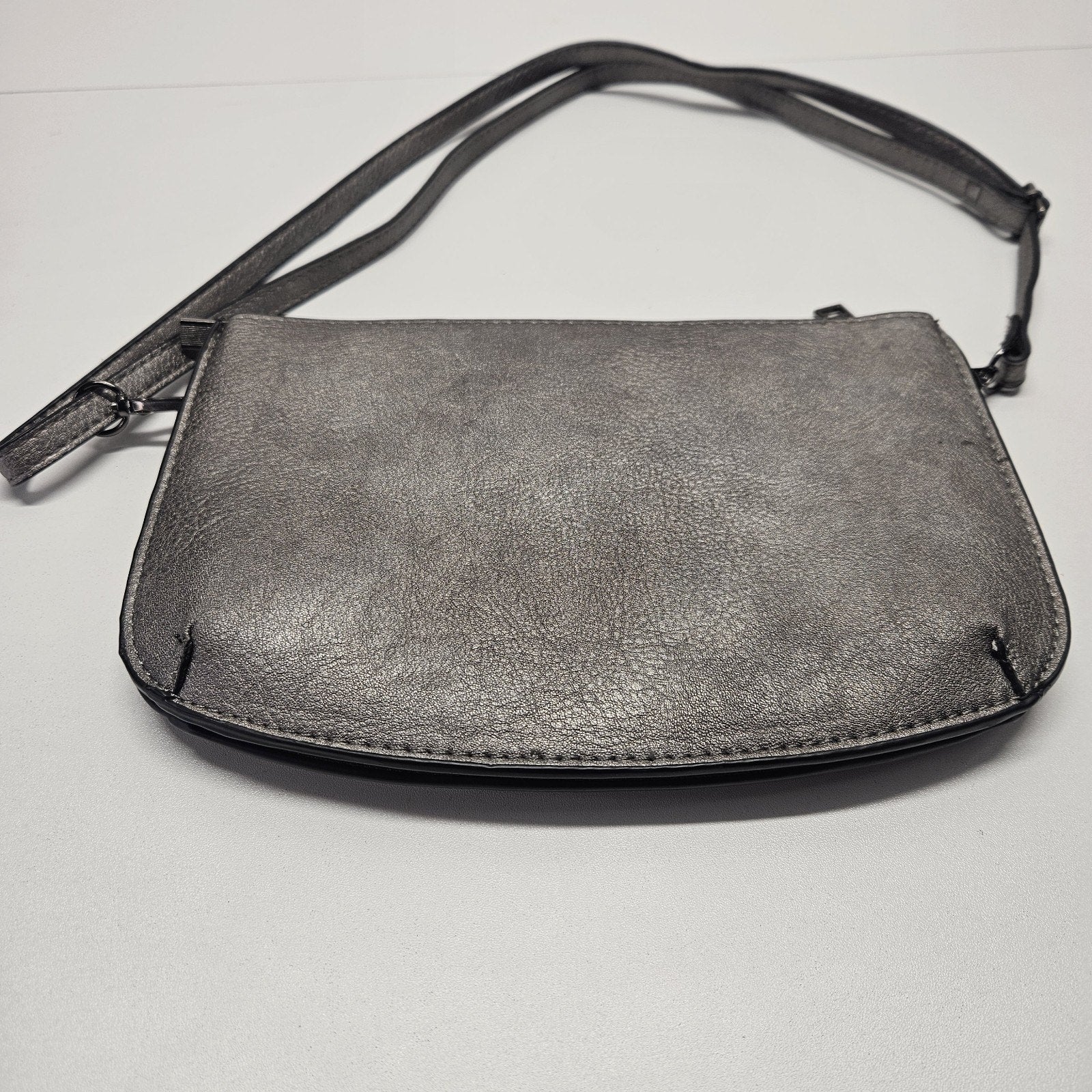 Jen & Co. Metallic Faux Leather Shoulder Bag Purse Multi Inner Pockets